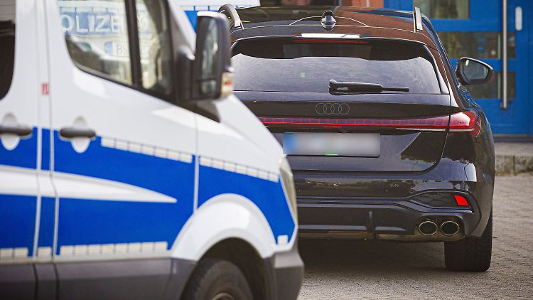 In einem schwarzen Audi verließ B. mit seinem Anwalt die JVA. 