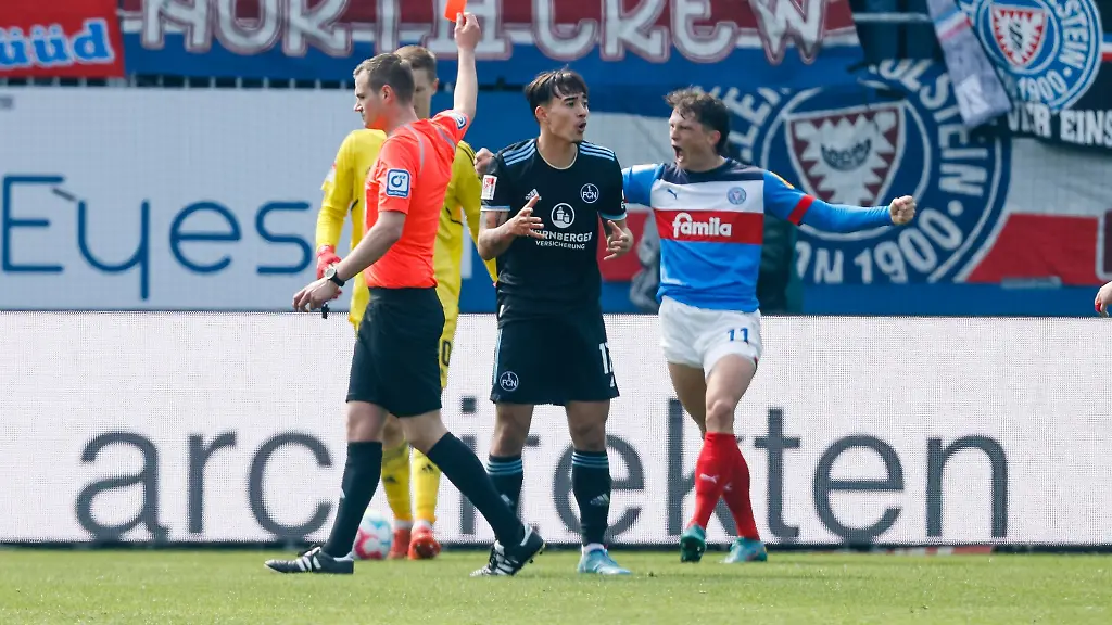 Schiedsrichter-Robin-Braun-l-zeigt-Nuernbergs-Jens-Castrop-M-die-Rote-Karte