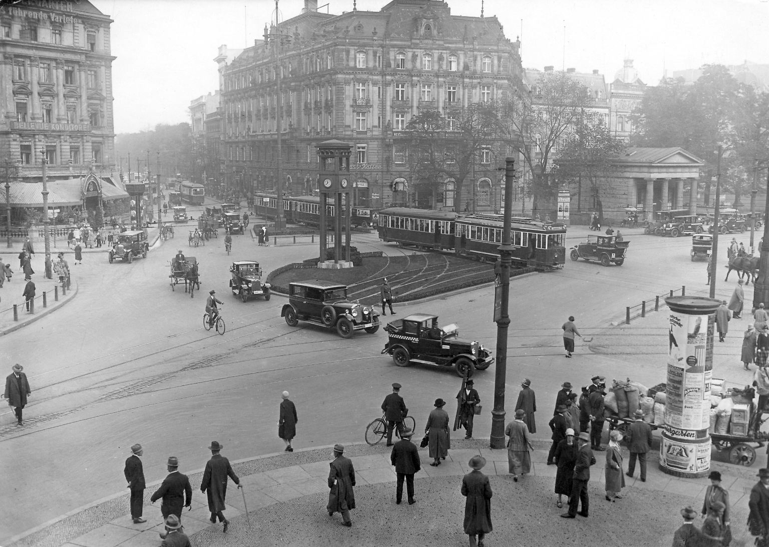 In den 1920er Jahren gab es in Deutschland und natürlich auch in der Hauptstadt Berlin schon viele begeisterte Autofahrer – aber ... (Bild: Potsdamer Platz 1920)