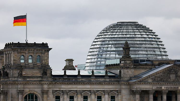 Wie der "Südkurier" berichtet, ist einer der Mitarbeiter Philipp R., der für die AfD tätig ist.