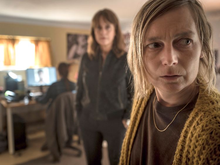 Brasch (Claudia Michelsen) stattet Jeremys Mutter, Rebecca Schratt (Maja Beckmann), einen Besuch ab.