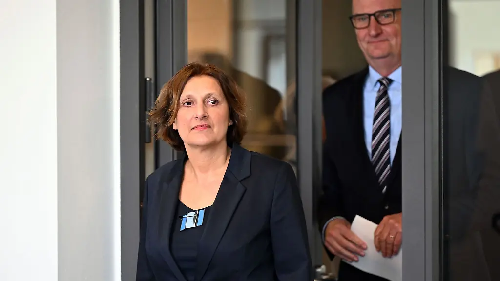 Britta-Ernst-SPD-Bildungsministerin-von-Brandenburg-auf-dem-Weg-zu-einer-Pressekonferenz-in-der-Staatskanzlei-Brandenburg