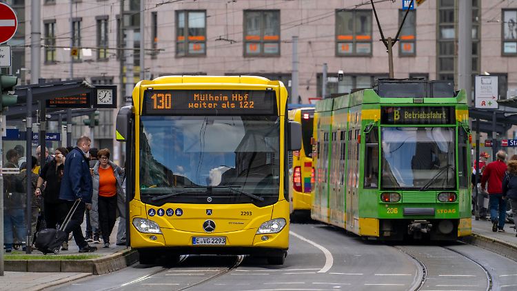 Bus und Straßenbahn in Mühlheim an der Ruhr: Im VRR-Gebiet erfreut sich das Deutschlandticket hoher Nachfrage.