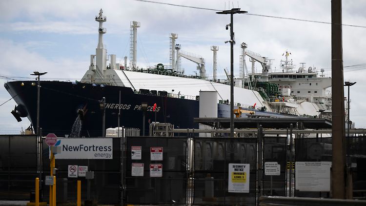 Für New Fortress Energy kommt der Vertrag wie gerufen. Das Unternehmen stand zuletzt unter Druck. Hohe Schulden, verschobene Projekte und schwache Profitabilität verunsicherten Anleger und Gläubiger.