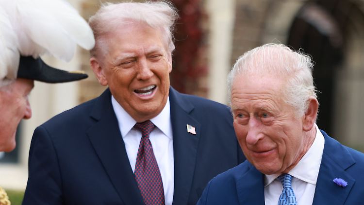 Die Stimmung schien zur Begrüßung gut zu sein: Donald Trump (M.) und König Charles. 