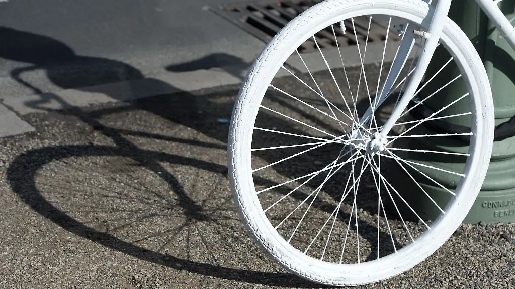 Ein-weiss-lackiertes-Geisterrad