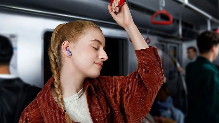 Günstig unterwegs: Kabellose In-Ear-Kopfhörer müssen nicht teuer sein. Diese drei Modelle kosten deutlich weniger als 100 Euro.