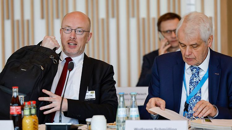 Innenminister Pegel (l.) und Staatssekretär Schmülling während der Innenministerkonferenz 2022.