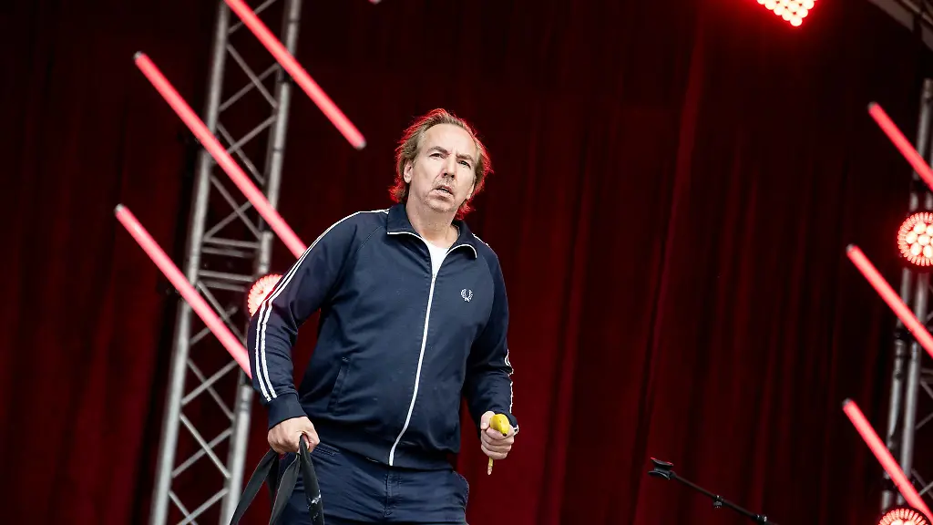 Olli-Schulz-Musiker-und-Moderator-steht-auf-der-Elektronikmesse-IFA-zur-Aufnahme-seines-Podcast-Fest-und-Flauschig-auf-der-Buehne