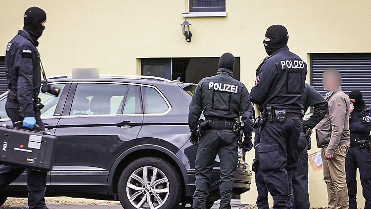 Vermummte Polizisten bei einer Durchsuchung im niedersächsischen Hildesheim. 