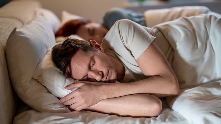 Der Körper produziert in der Nacht besonders viel des Sättigungshormons Leptin, während die Konzentration des Hungerhormons Ghrelin sinkt.