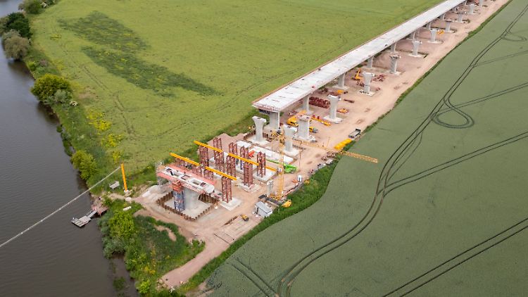 Die Saalebrücke bei Salzmünde soll eine wichtige Lücke der Autobahn 143 schließen. 