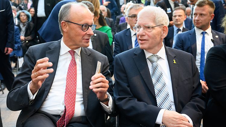Kanzler Merz im Gespräch mit Zentralratspräsident Schuster. 