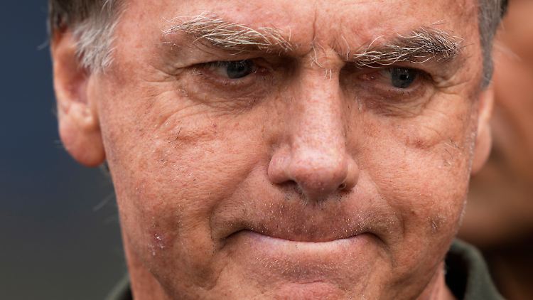 Bei seiner Einlieferung in ein Krankenhaus litt Bolsonaro den Ärzten zufolge an Blutarmut und einer Beeinträchtigung der Nierenfunktion. 