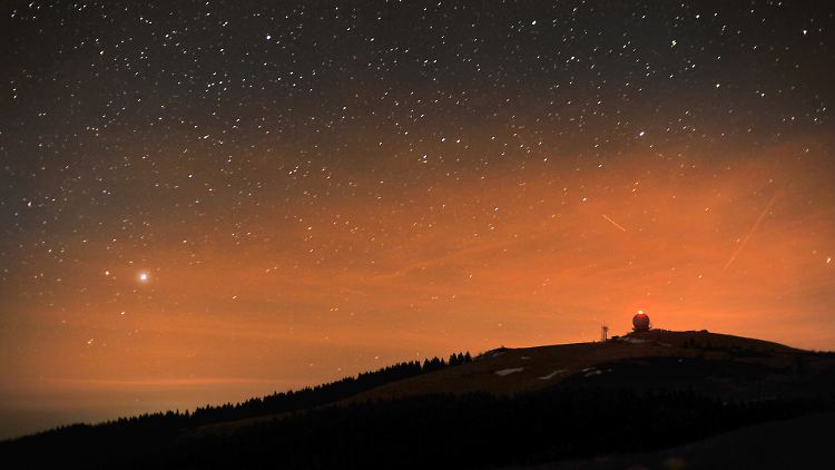 Der Komet "wird im Oktober abends im Südwesten stehen und Anfang November im Süden", so der Vorsitzende der Vereinigung der Sternfreunde, Uwe Pilz.
