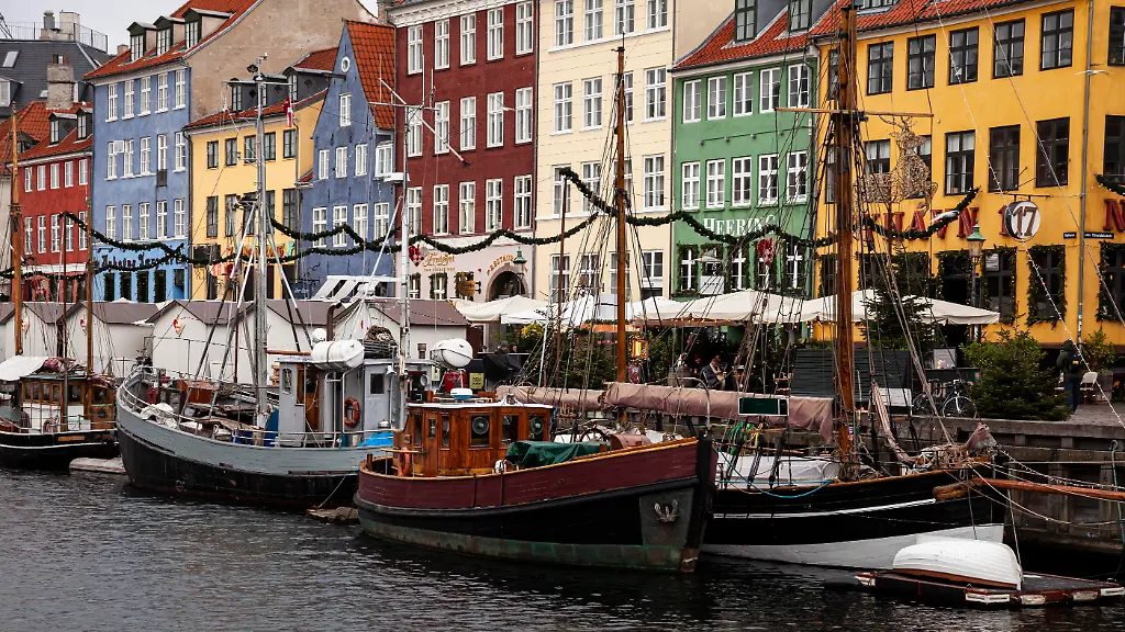 Bunte-Haeuser-und-Kneipen-am-Kanalanfang-Nyhavn-in-Kopenhagen