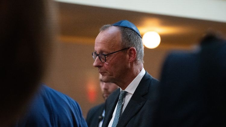 Kanzler mit Kippa: Die Wiedereröffnung der Synagoge Reichenbachstraße ging Merz sichtlich nahe.