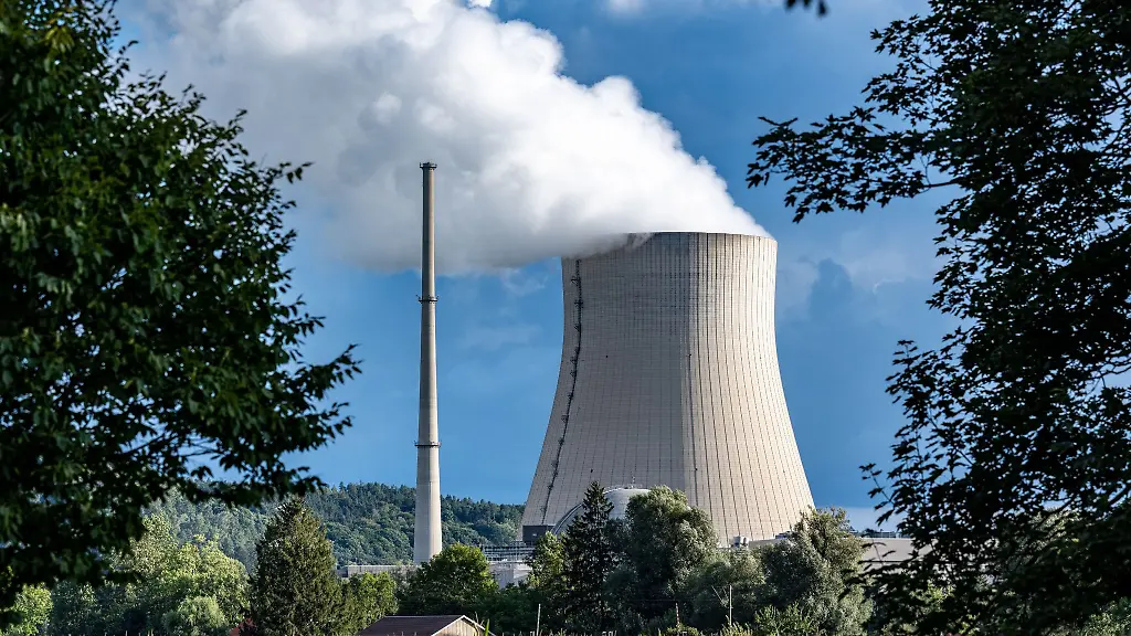 Wasserdampf-steigt-aus-dem-Kuehlturm-eines-Atomkraftwerks-in-Bayern