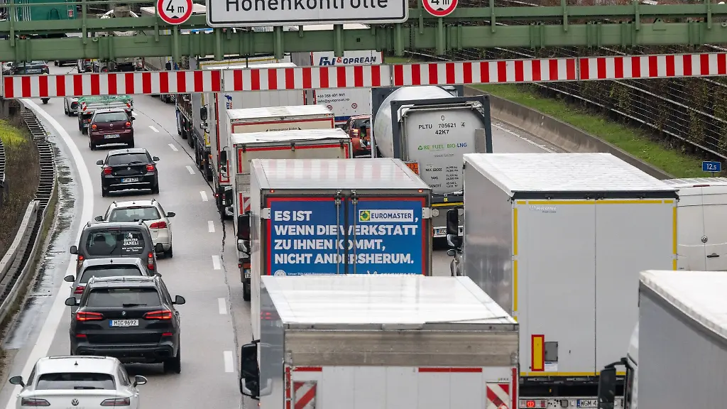 PKW-und-LKW-stehen-auf-einer-Autobahn-dicht-an-dicht-im-Stau