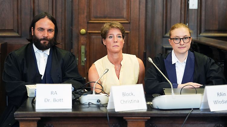 Christina Block (Mitte) mit ihren Anwälten Ingo Bott und Paula Wlodarek im Landgericht Hamburg.