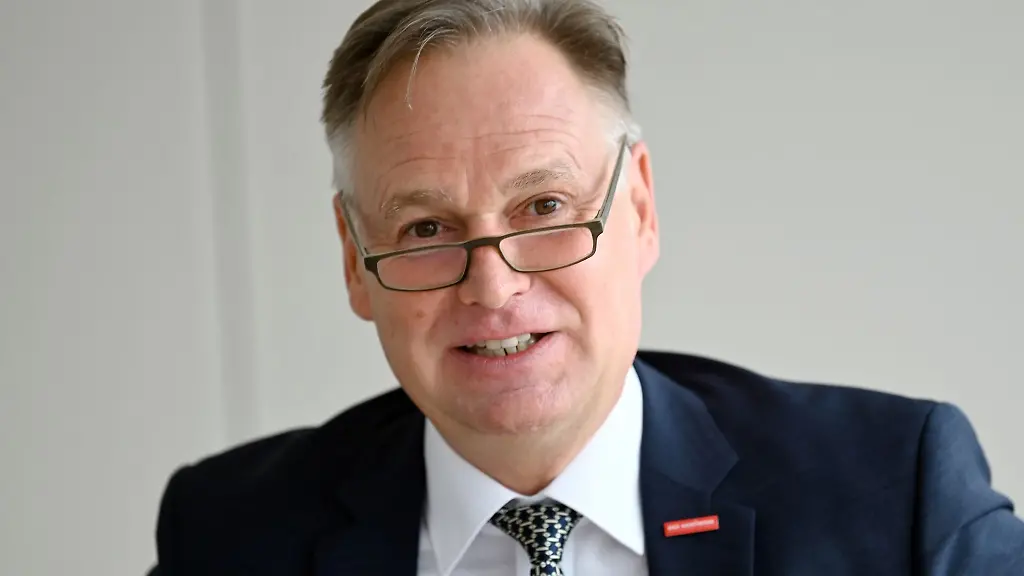 Stefan-Lobenstein-Praesident-der-Handwerkskammer-Erfurt-in-einer-Pressekonferenz