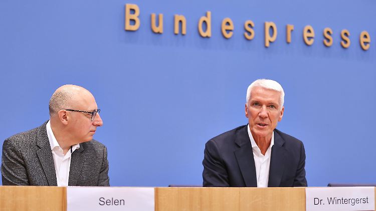 "Hybride Kriegsführung durch fremde Staaten ist keine theoretische Gefahr, sie findet heute jeden Tag hundertfach in Deutschland statt", sagte Bitkom-Präsident Wintergerst bei der Vorstellung des Berichts.