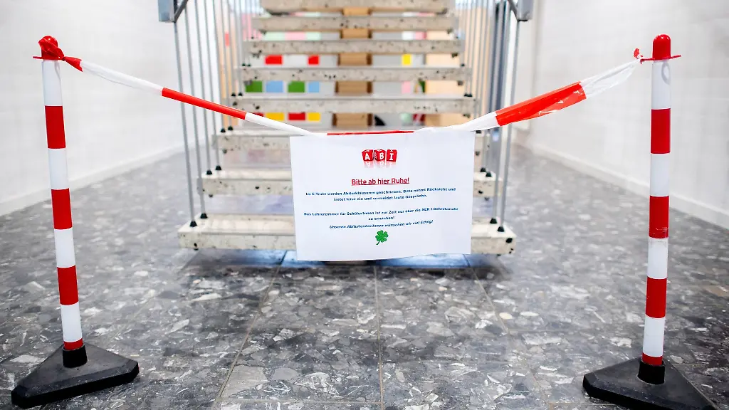 Eine-Absperrung-mit-dem-Hinweis-auf-die-einzuhaltende-Ruhe-steht-waehrend-der-schriftlichen-Abiturpruefungen-vor-einer-Treppe