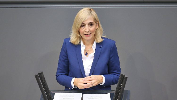 Nina Warken stimmt auf finanzielle Anreize beim Arztbesuch ein.