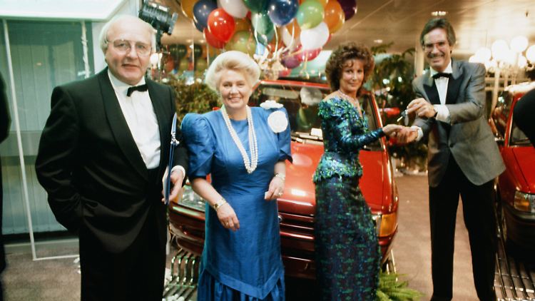 Jean Löring (l.) war eine große Figur der deutschen Fußball-Geschichte. Hier zeigt er sich mit der Kölner Messe-Gastronomin Hertha Reiss in einem klassischen 80er-Jahre-Setting.
