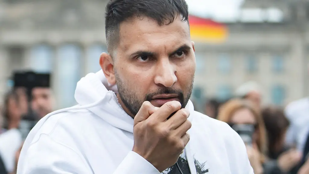 Attila-Hildmann-M-Vegan-Kochbuchautor-und-Corona-Skeptiker-spricht-bei-der-Abschluss-Kundgebung-einer-Demonstration