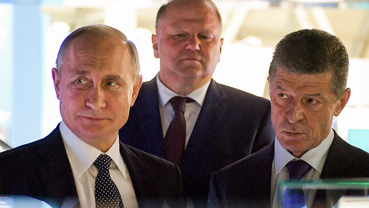 Der in der heutigen Ukraine geborene Kosak (r.) arbeitet bereits in den 1990er Jahren unter Putin. Später folgt er seinem Chef nach Moskau in die Regierung.
