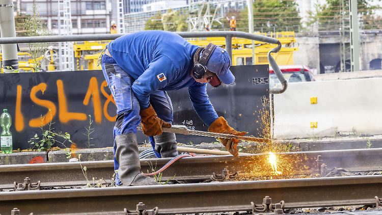 Schweißarbeiten an Gleisen werden in den kommenden Jahren notwendig sein.