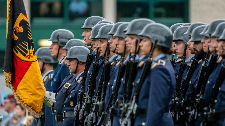 Appell zur Verabschiedung vom 124. Offizierlehrgang der Luftwaffe der Bundeswehr in der Kaserne bzw. Offizierschule in Fürstenfeldbruck.