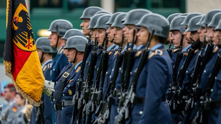 Appell zur Verabschiedung des 124. Offizierslehrgangs der Luftwaffe der Bundeswehr in der Kaserne der Offizierschule in Fürstenfeldbruck. 