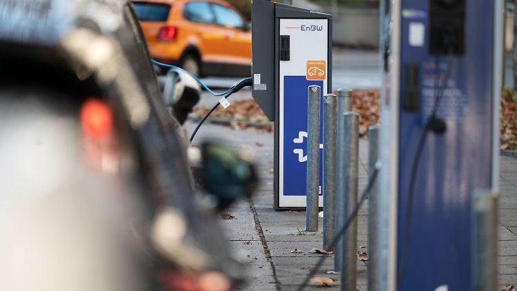 Fast jede zweite Kommune in Deutschland bietet keine öffentlich zugänglichen Ladestationen für E-Autos. (Symbolbild)