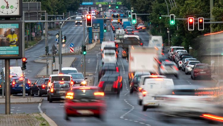 Volle Straßen, Stop-and-Go: Manchmal werden Ampeln auch rot, wenn man bereits die Haltelinie überquert hat.