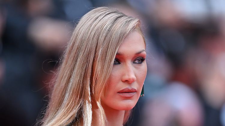 Bella Hadid hier noch in Cannes, liegt derzeit wohl in einer Klinik.