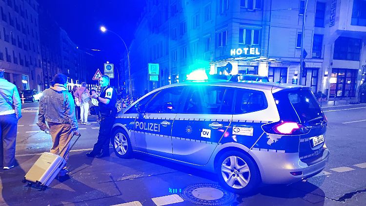 Eine Polizeistreife an der Ecke Neue Roßstraße/Wallstraße hindert Hotelgäste am Checkin. 