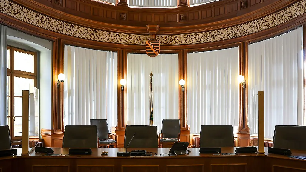 Die-Richterbank-im-Landgericht-Leipzig