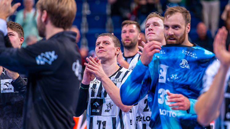Elias Ellefsen á Skipagøtu (Mitte) durfte mit sich zufrieden sein.