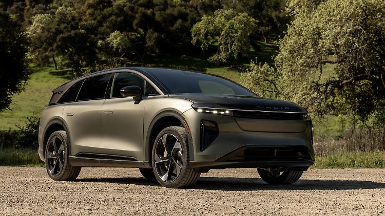 Gestatten, Lucid Gravity. Mit üppigen Abmessungen verschafft sich der Allrounder einen gestandenen Auftritt. Dennoch soll er ganz schön effizient fahren.