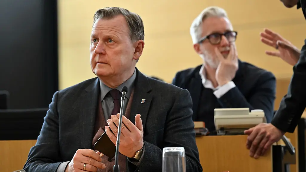 Bodo-Ramelow-l-Die-Linke-Ministerpraesident-von-Thueringen-und-Benjamin-Immanuel-Hoff-r-Chef-der-Staatskanzlei-sitzen-im-Plenarsaal-vor-Beginn-des-Sonderplenums