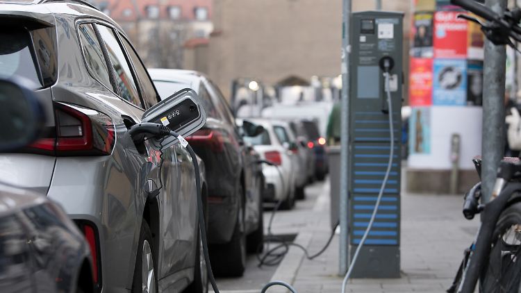 Lediglich die Großstädte sind in Deutschland flächendeckend ausgestattet mit E-Ladesäulen.