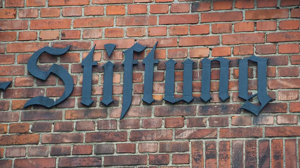 Der-Schriftzug-Stiftung-ist-an-einem-Gebaeude-zu-lesen