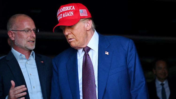 Trump mit Aufsichtsbehördenchef Brendan Carr.