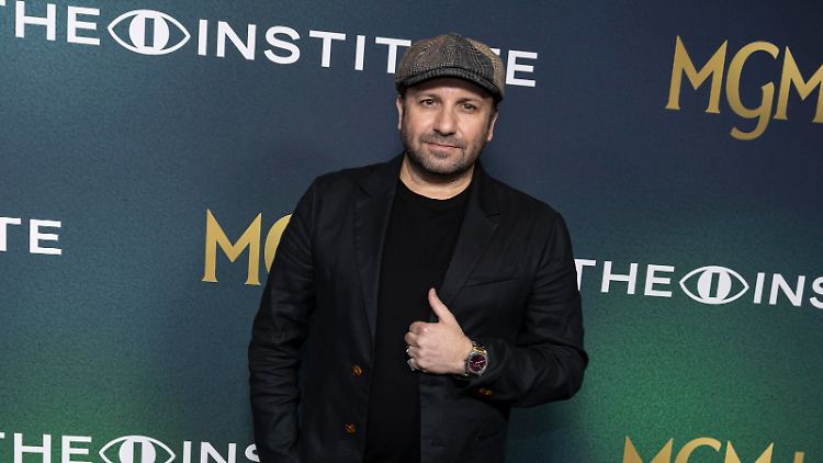 Brad Everett Young arbeitete auch als Fotograf und lichtete unter anderem Stars wie Sarah Michelle Gellar oder David Harbour ab. Seine Arbeiten wurden etwa in "Vanity Fair", "Vogue" und "Harper's Bazaar" veröffentlicht.