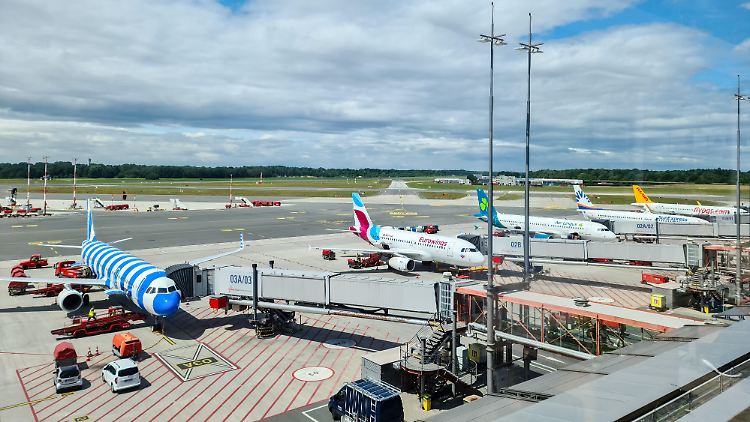 Der Flugbetrieb laufe weiterhin stabil, sagt der Hamburger Flughafen.