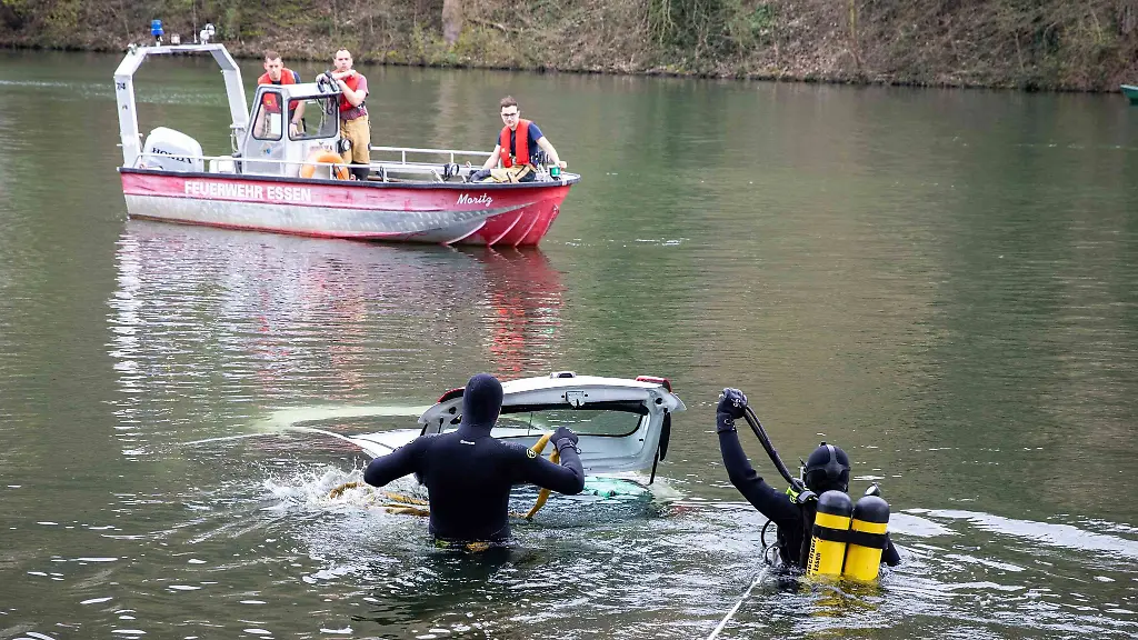 Einsatzkraefte-bergen-das-Wrack-des-Fahrzeugs-aus-der-Ruhr