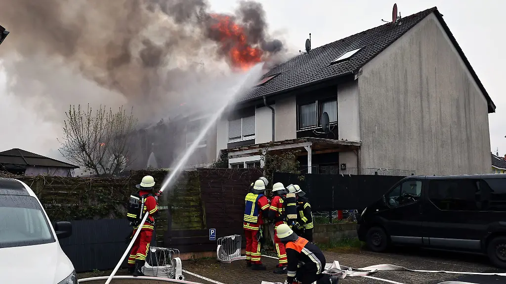 Die-Feuerwehr-loescht-einen-Brand-im-unterfraenkischen-Landkreis-Miltenberg