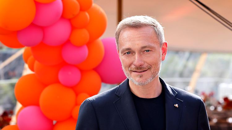 Christian Lindner bei einem seiner wenigen Auftritte in diesem Sommer, einer von seiner Ehefrau mitinitiierten Preisverleihung.